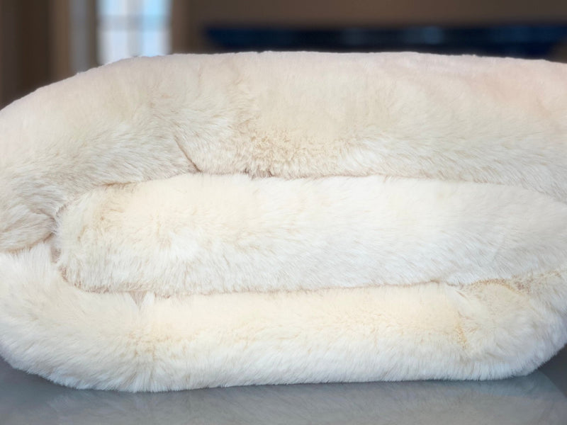 Experience luxury with ONE Preevay's Rabbit Faux Fur Throw. Inspired by Fernando Botero, crafted from Ultra Premium Rabbit Faux Fur. 800 gsm, 50x60in Casual Khaki. Hypoallergenic and elegant.
