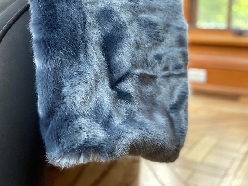 "Indulge in timeless luxury with One Preevay's Breakfast at Tiffany's Inspired Sable Faux Fur Throw. Ultra-soft, 950gsm, midnight blue, 50x60". Tribute to Audrey Hepburn's iconic style, hypoallergenic, durable.....