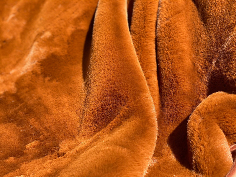 The Experience luxury redefined with ONE Preevay's Faux Rabbit Fur Throw in Coco Brown. Inspired by Fernando Botero and crafted from Ultra Premium Faux Rabbit Fur. Hypoallergenic, cruelty-free, and lined with elegant velvet for refined warmth and sophistication. 800gsm, 50x60 inches.
