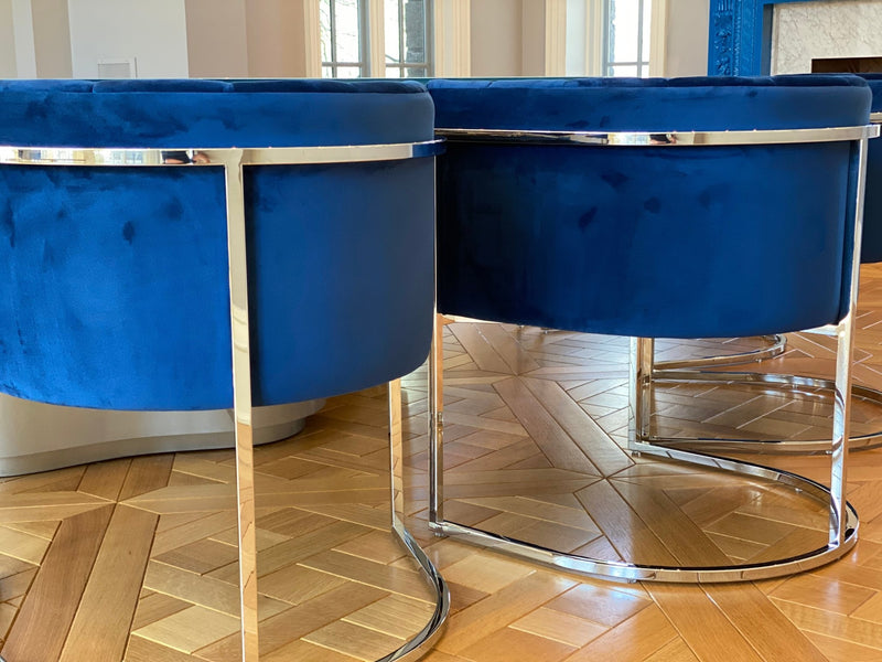 Discover the One Preevay Arc Dining Chair. Inspired by the Arc de Triomphe, this customizable luxury chair features a nickel frame and plush velvet. Perfect for upscale residences and hospitality venues. Minimum order of 8 chairs side by side