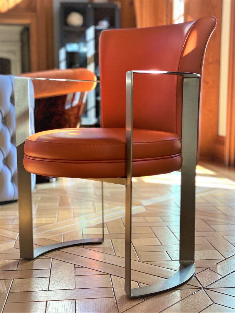 Experience luxury with One Preevay's Chatham Dining Chair ($12,800 Set of 4). Handcrafted in premium bronze & luxurious leathers, inspired by Kent Docks' rich history. Bespoke customization available.
